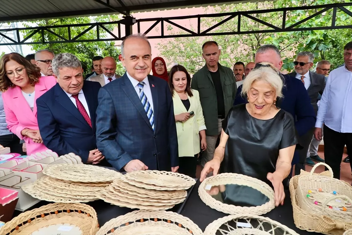 Huzurevi Sakinlerinden El Ürünleri Sergisi