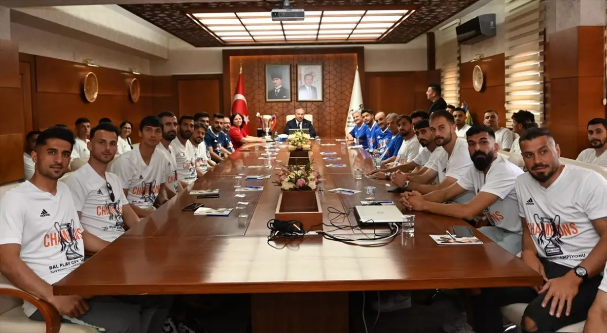 Vali Fidan, Şampiyon Takımı Kutladı