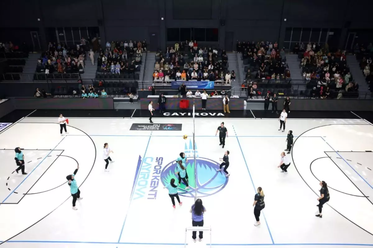 Çayırova'da Kadın Kursiyerler Voleybol Maçında Performans Sergiledi