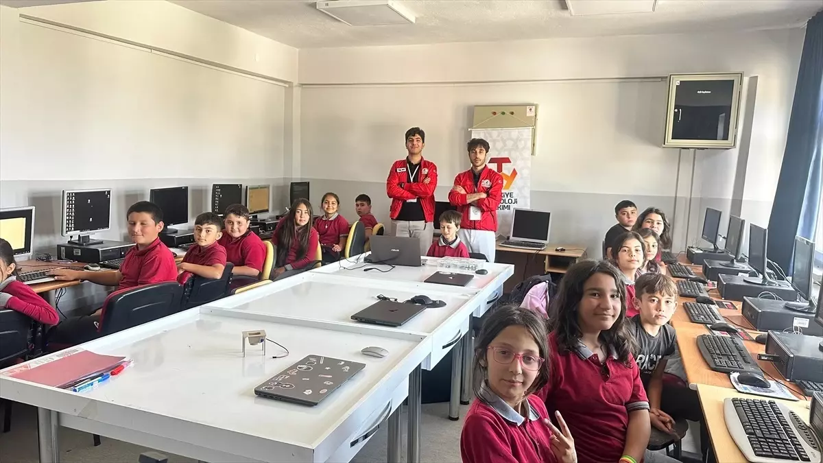 Isparta Aksu'da ortaokul öğrencilerine robotik kodlama eğitimi verildi