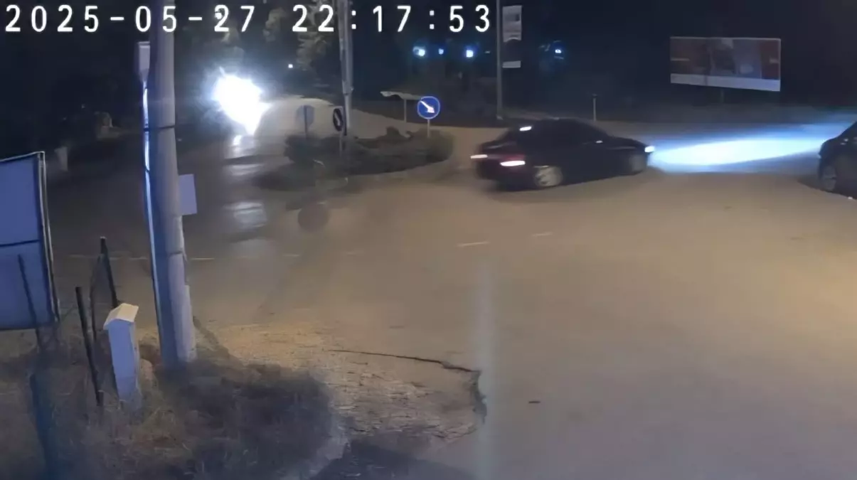 Drift Attığı İçin Ağaca Çarpan Araçta 3 Yaralı
