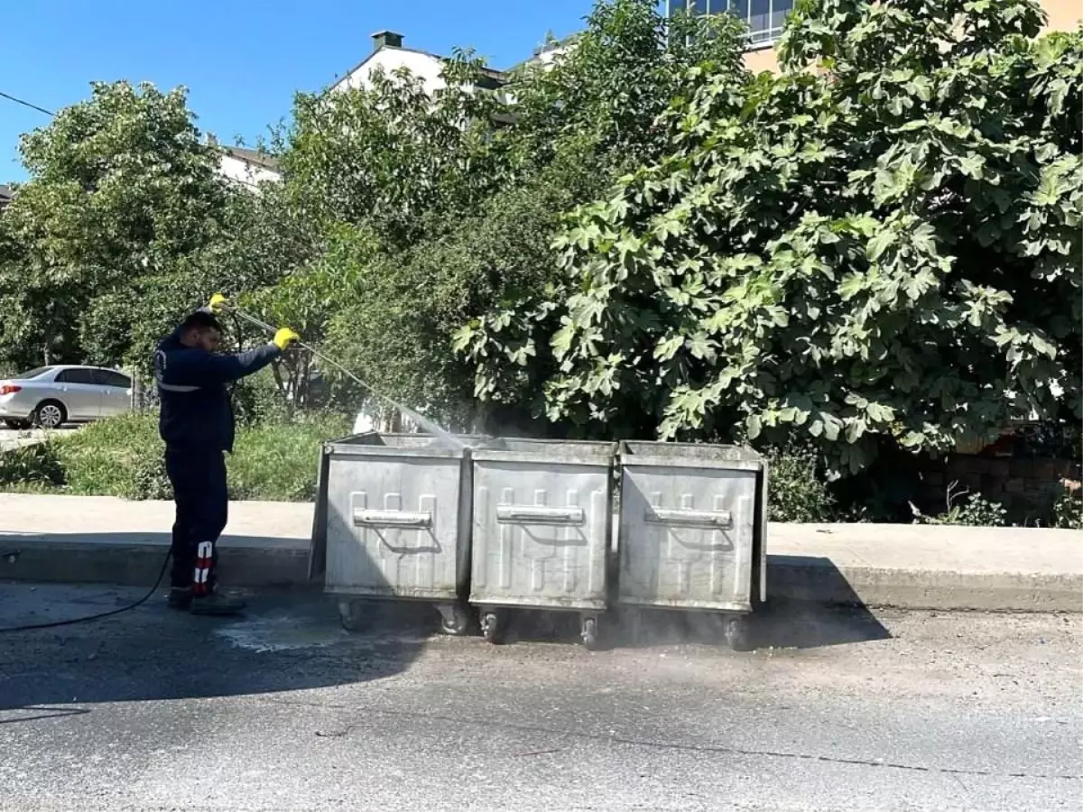 Silivri Belediyesi Yazın Çöp Konteynerlerini Dezenfekte Ediyor
