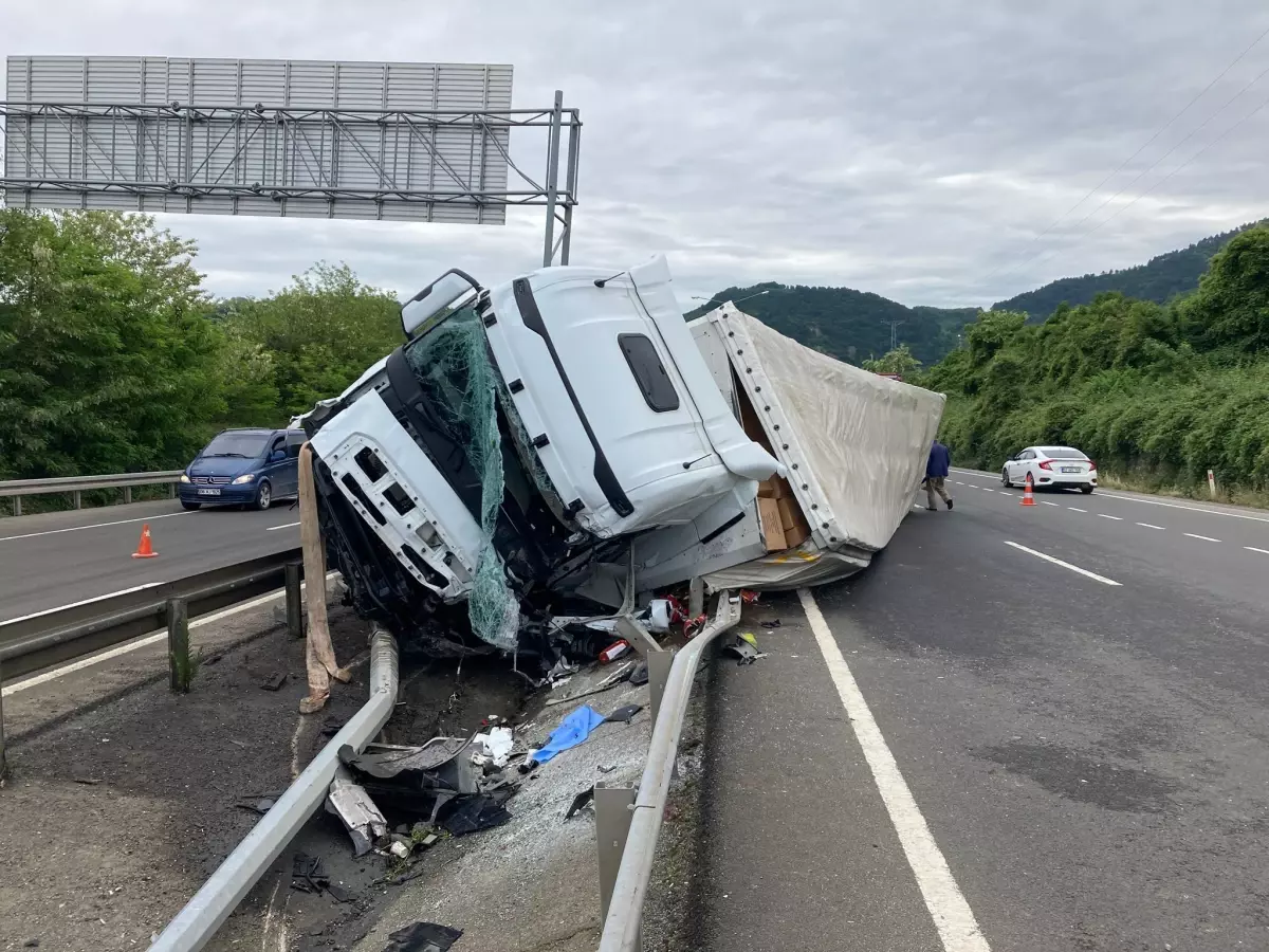 Devrilen TIR'da Şoförün Kolu Koptu