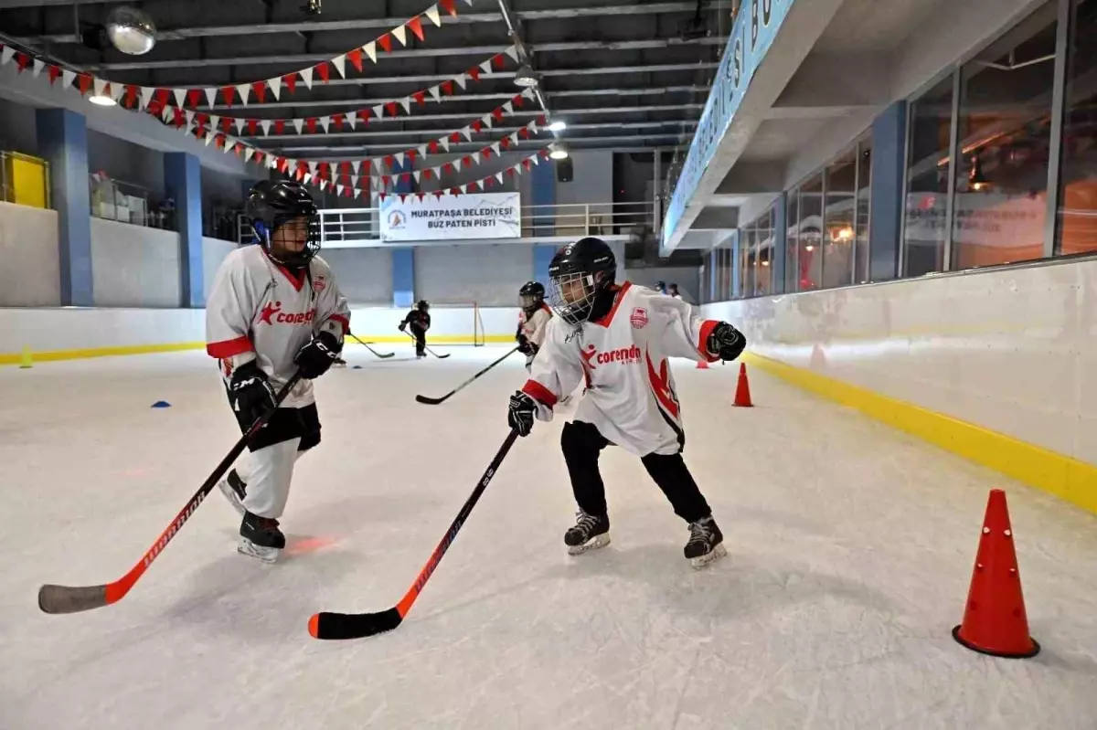 Antalya'nın Minik Sporcuları Buz Hokeyinde Türkiye Şampiyonası'na Hazırlanıyor