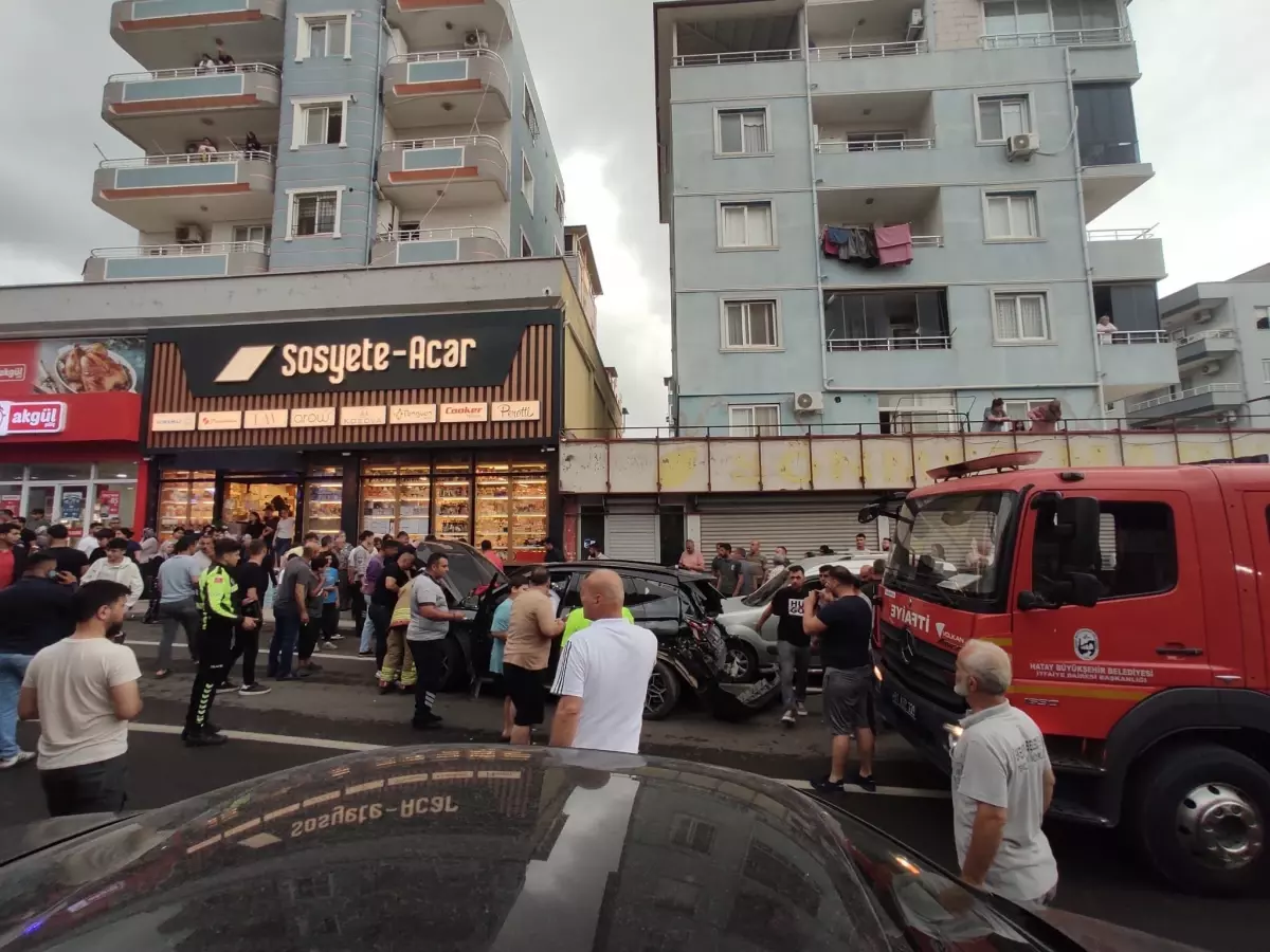İskenderun'da Freni Boşalan İş Makinesi Kaza Yaptı