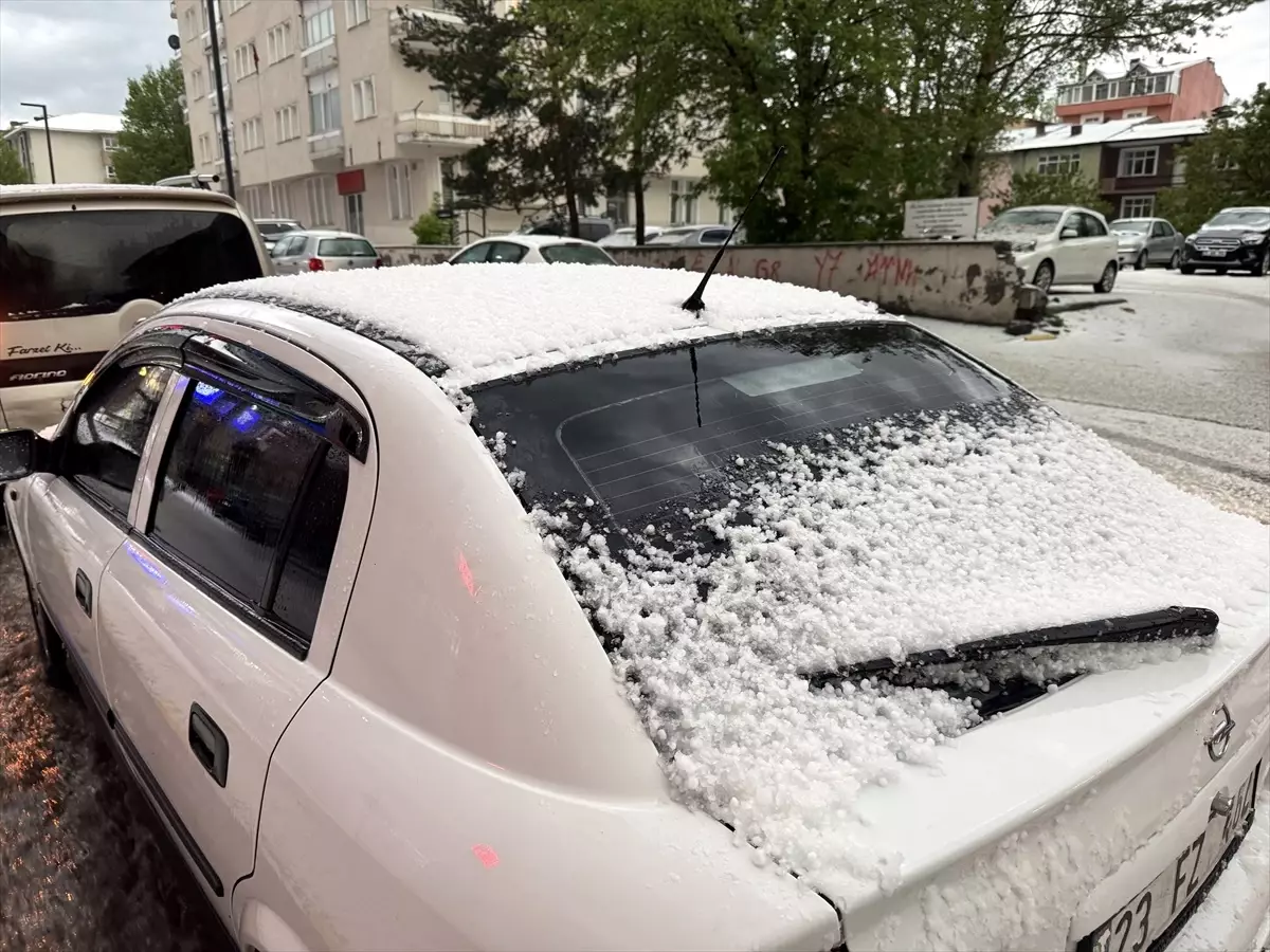 Ardahan'da Şiddetli Dolu Etkili Oldu