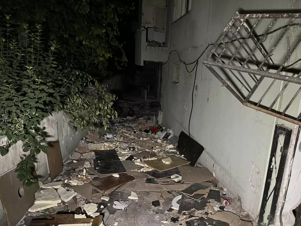 Bornova'da Metruk Binada İnsan Kafatası ve Kemikleri Bulundu