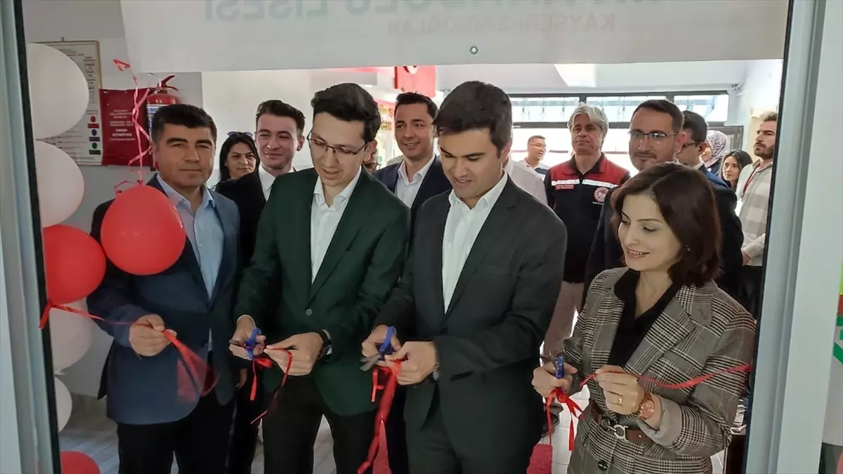 Sarıoğlan'da TÜBİTAK 4006 Bilim Fuarı açıldı