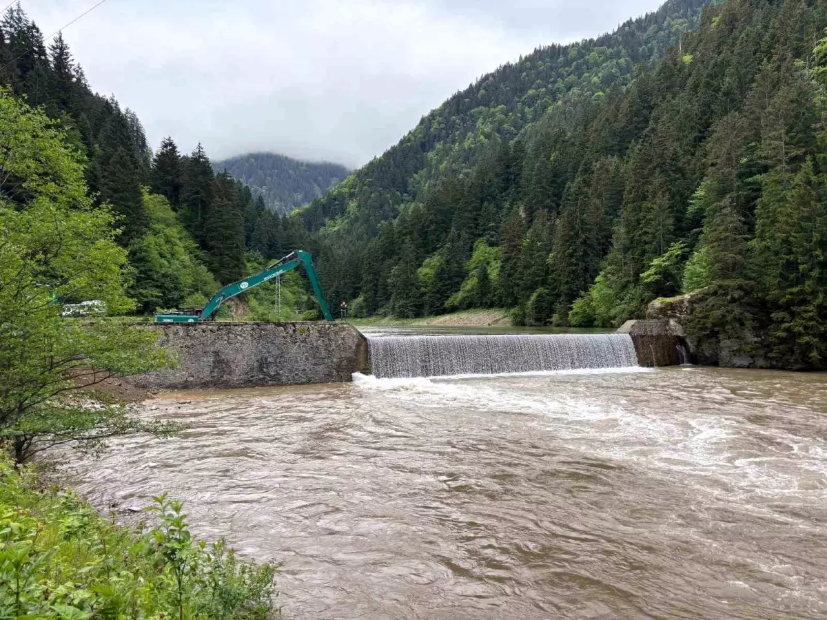 Uzungöl'de Suya Düşen Çocuk İçin Arama Devam Ediyor