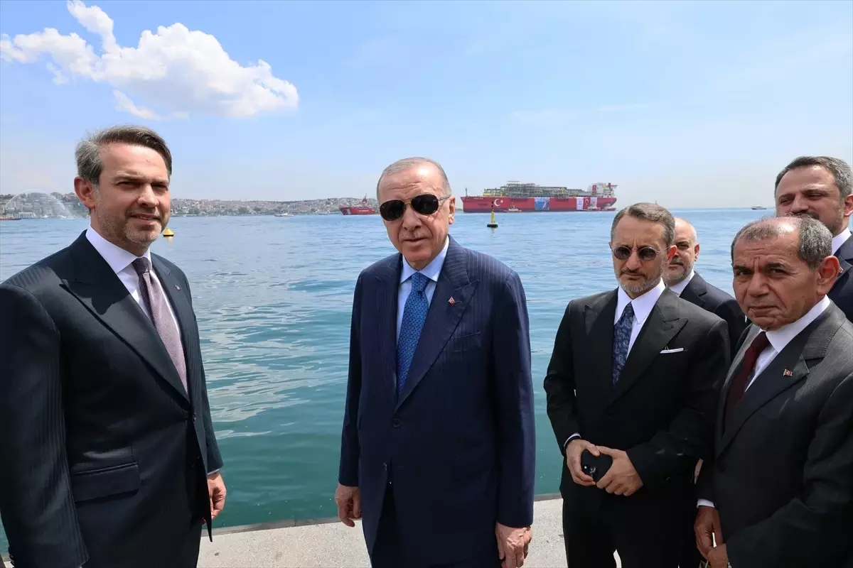 Cumhurbaşkanı Erdoğan, Türkiye'nin ilk yüzer gaz üretim platformunu Karadeniz'e uğurladı