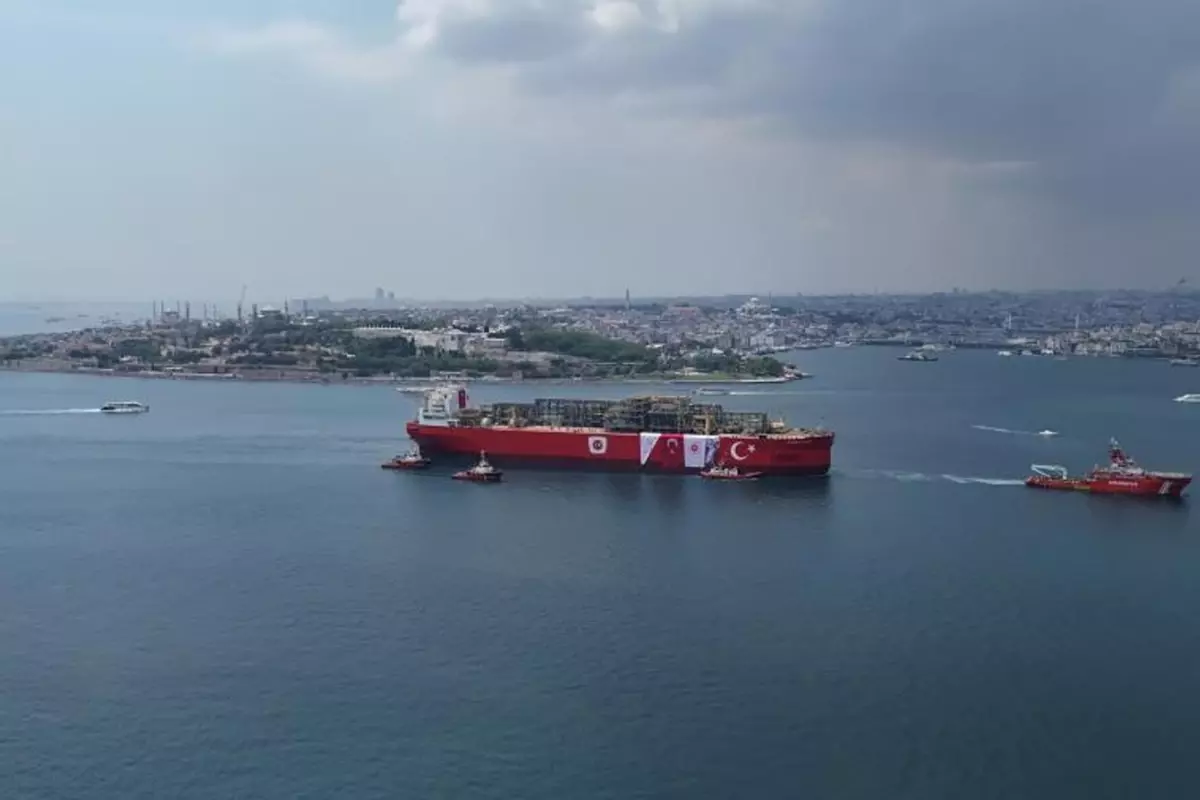 İstanbul Boğazı'nda tarihi görüntüler! Geçişi 11 saat sürecek