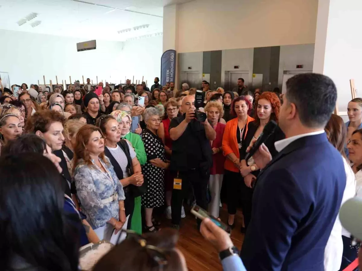 Ataşehir'de Üreten Kadınların Yıl Sonu Sergisi Açıldı