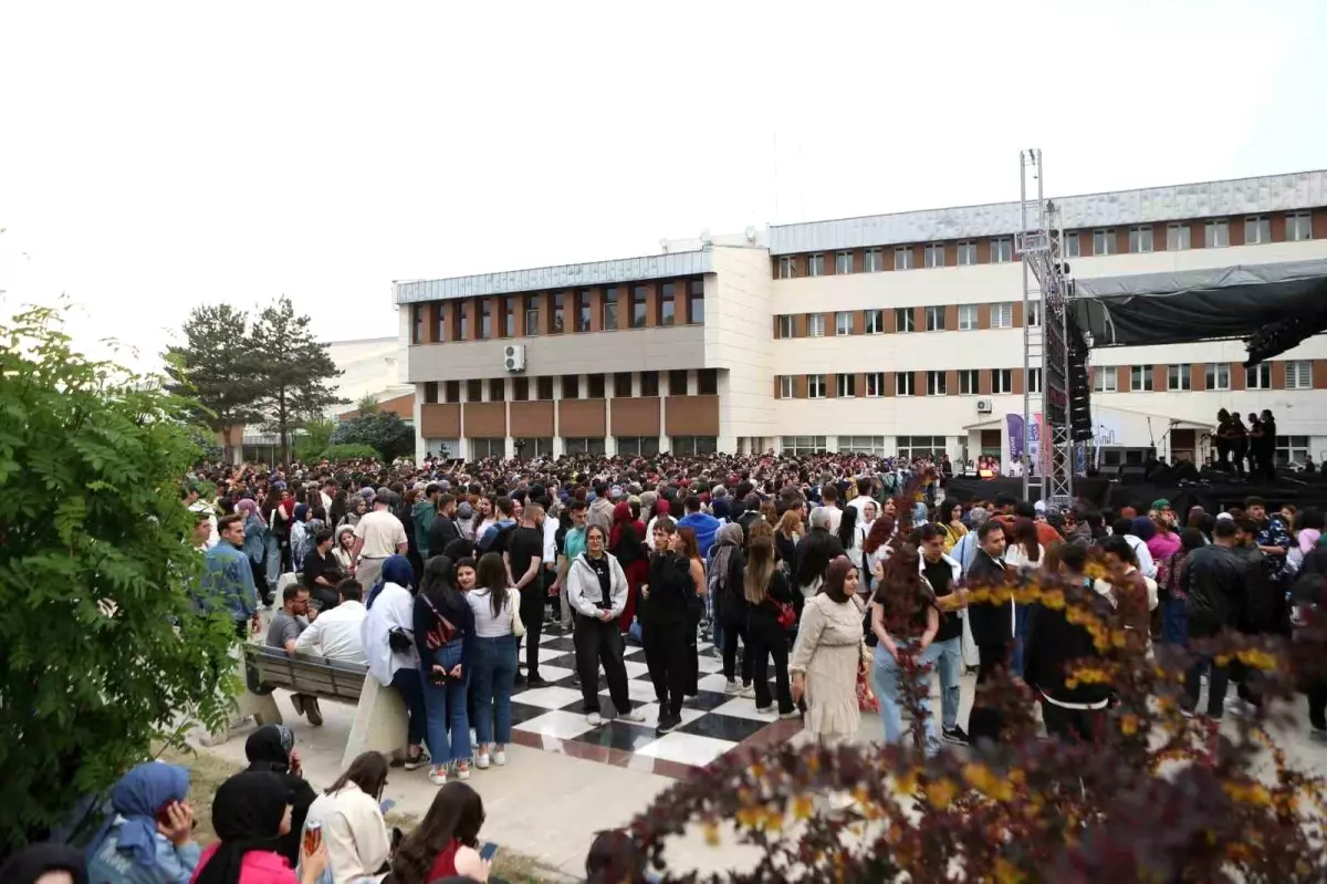 Atatürk Üniversitesi'nde Bahar Şenliği Coşkusu