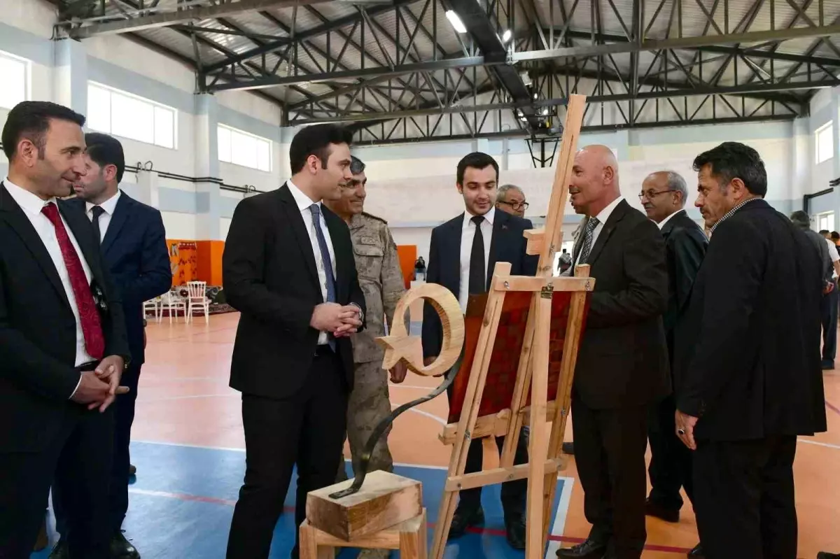 Çatak'ta Yılsonu Sergisi Düzenlendi