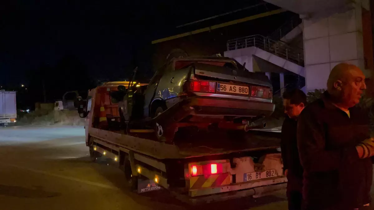 Bursa'da TIR'a çarpan otomobil hurdaya döndü