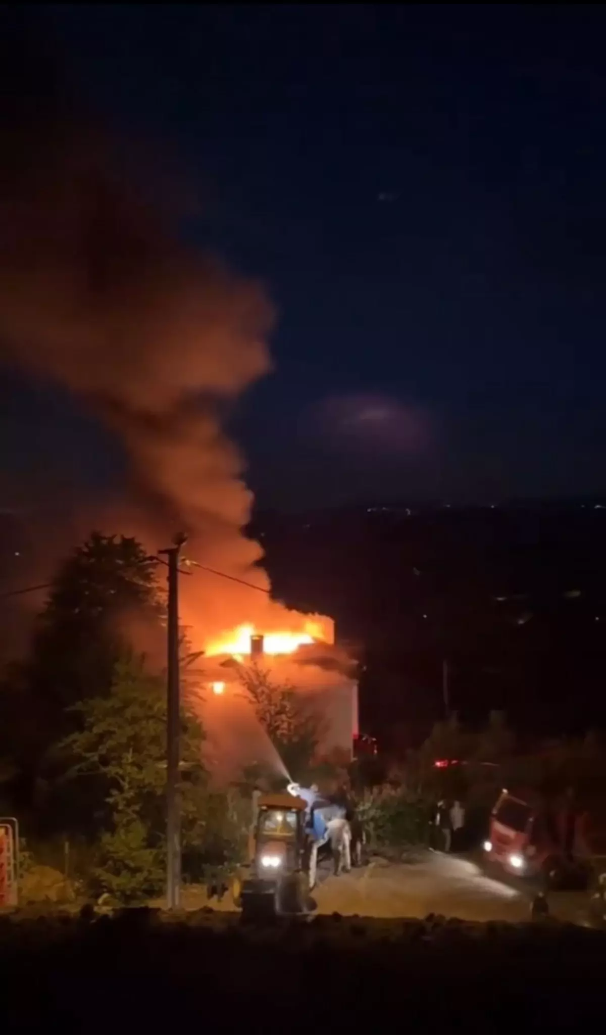 Çiftlikköy'de Çatı Yangını Kontrol Altına Alındı