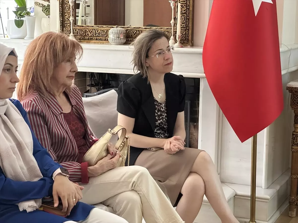 Atina'da 'Başka Ülkede Aile Olmak' Söyleşisi
