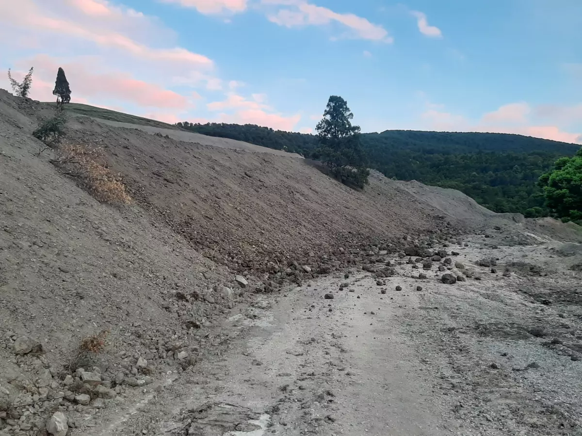 Karabük'te Toprak Kayması, Köy Yolu Kapandı