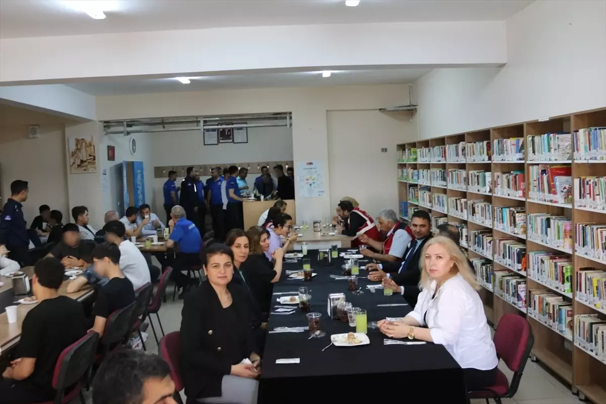 Cezaevindeki Çocuklara Tatlı İkramı