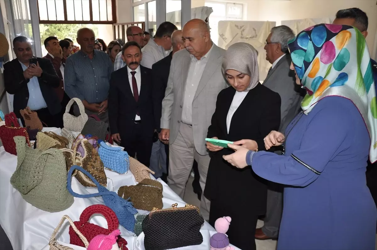 Gümüşhacıköy'de Yıl Sonu Sergisi Açıldı