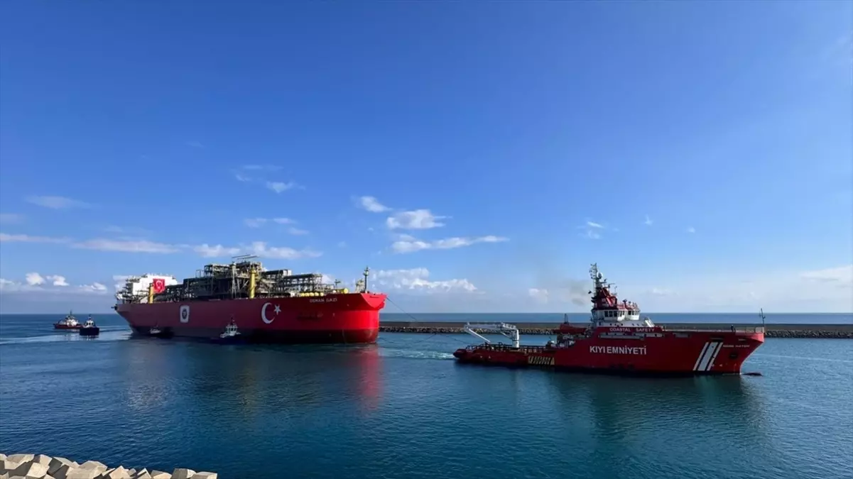 Türkiye'nin ilk yüzer doğal gaz üretim platformu Osman Gazi Filyos Limanı'nda