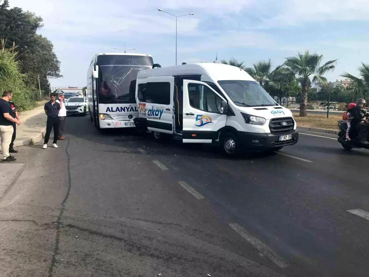 Manavgat'ta Otobüs ve Minibüs Çarpıştı