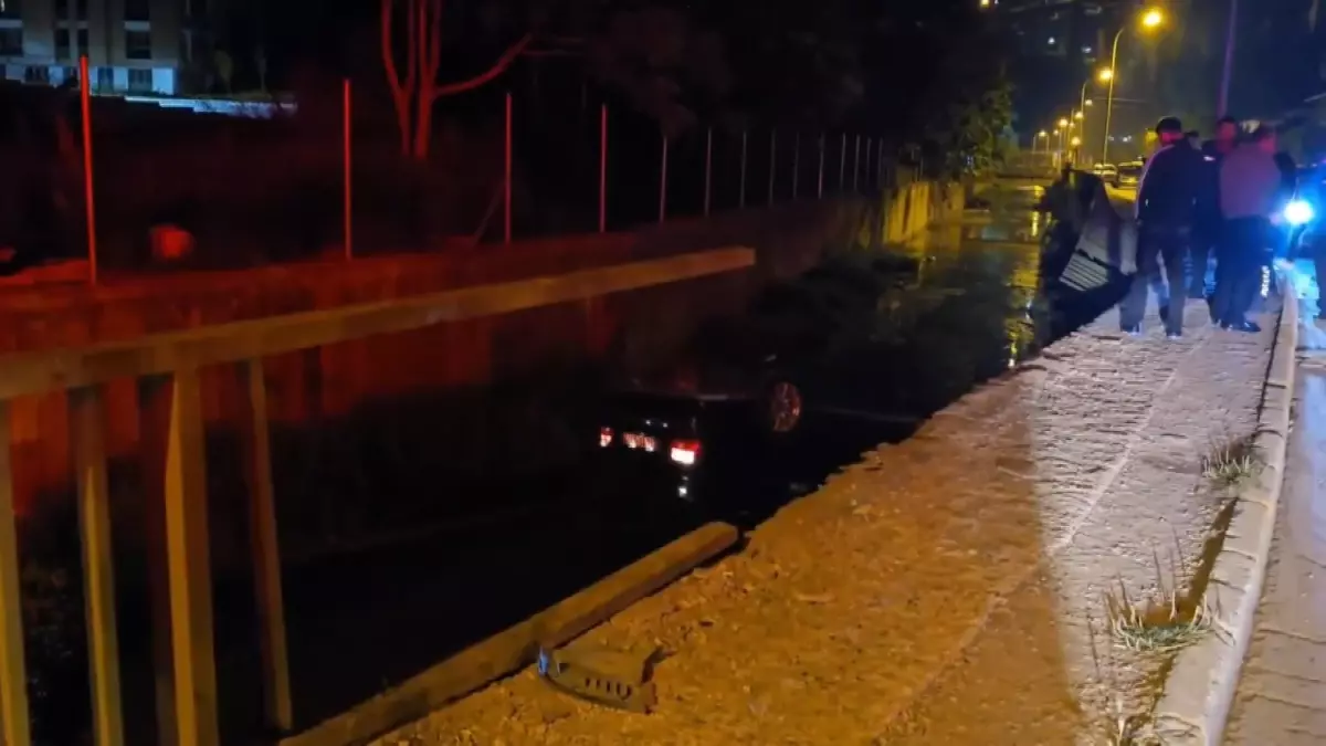 Beykoz'da otomobil dereye uçtu, sürücü kaçtı
