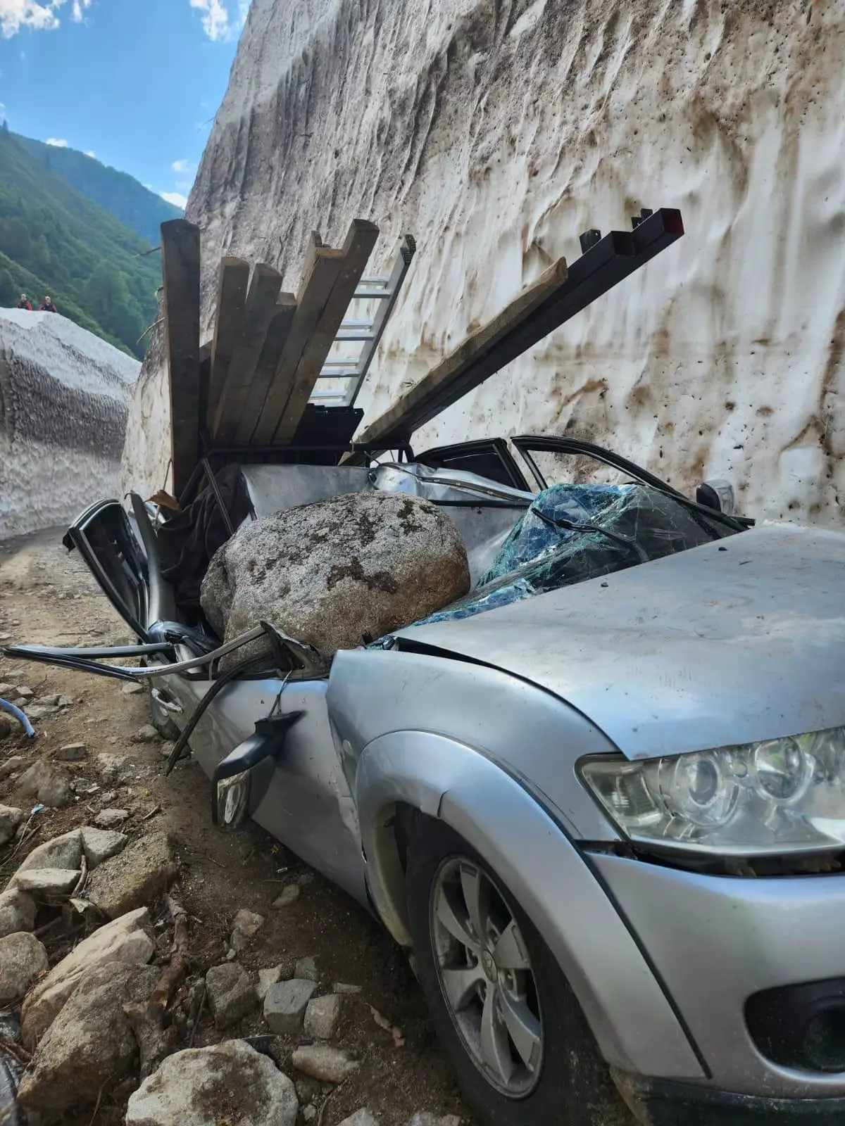 Rize'de Kaya Parçası Kamyonet Üzerine Düştü