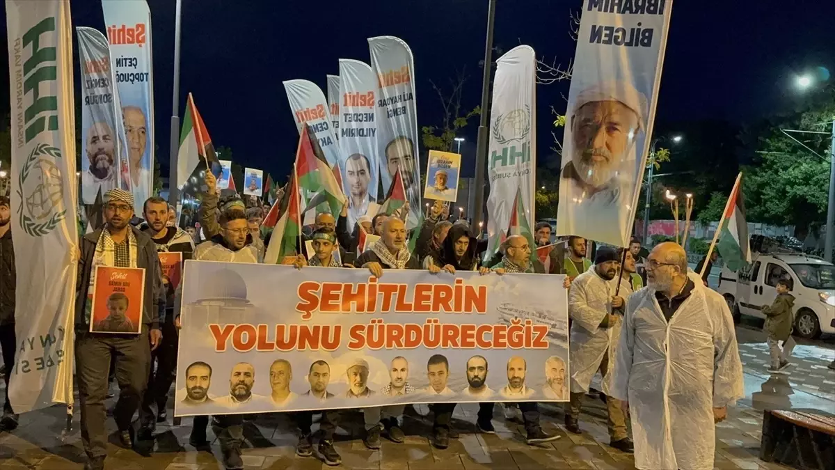 Konya'da binlerce kişi Filistin'e destek için meşalelerle yürüdü