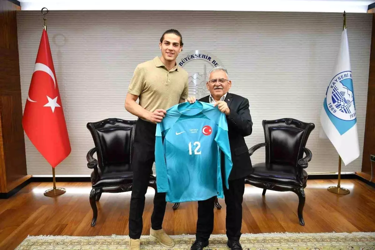 Başkan Büyükkılıç, Milli Futbolcu Doğan Alemdar'ı Ağırladı