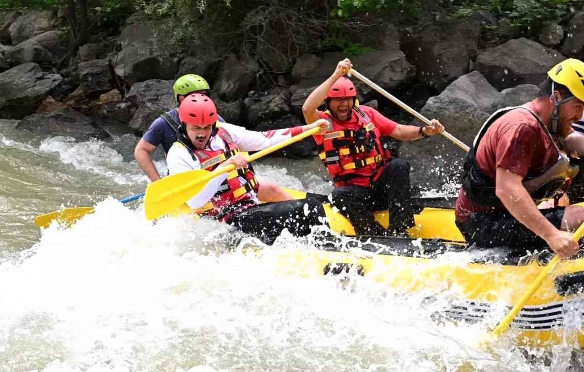 Vali Çiftçi Tortum Çayı'nda Rafting Yüzdü
