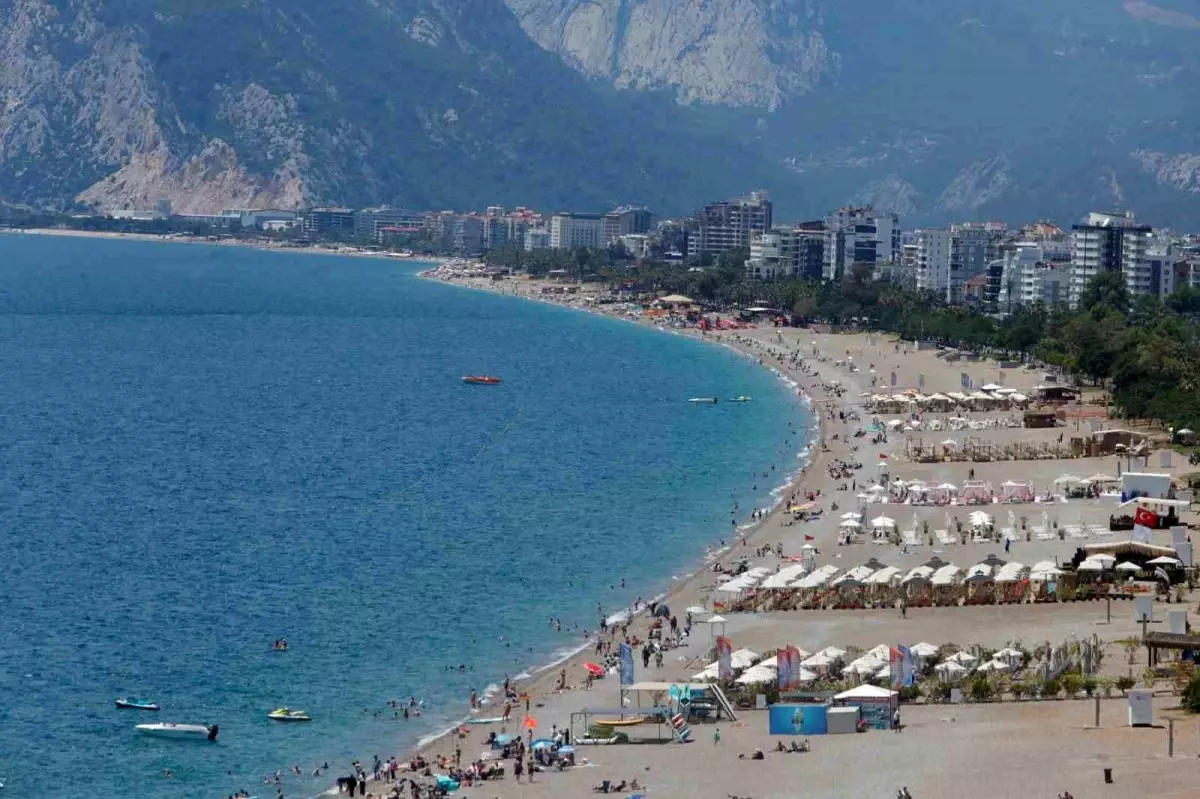 Antalya'da Güneşli Gün! Sahiller Dolu
