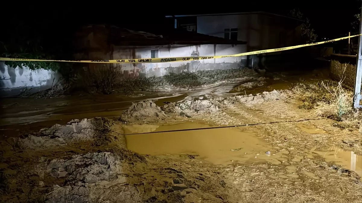 Kırşehir'de Sel: 1 Ev Çöktü, 3 Ev Hasar Gördü