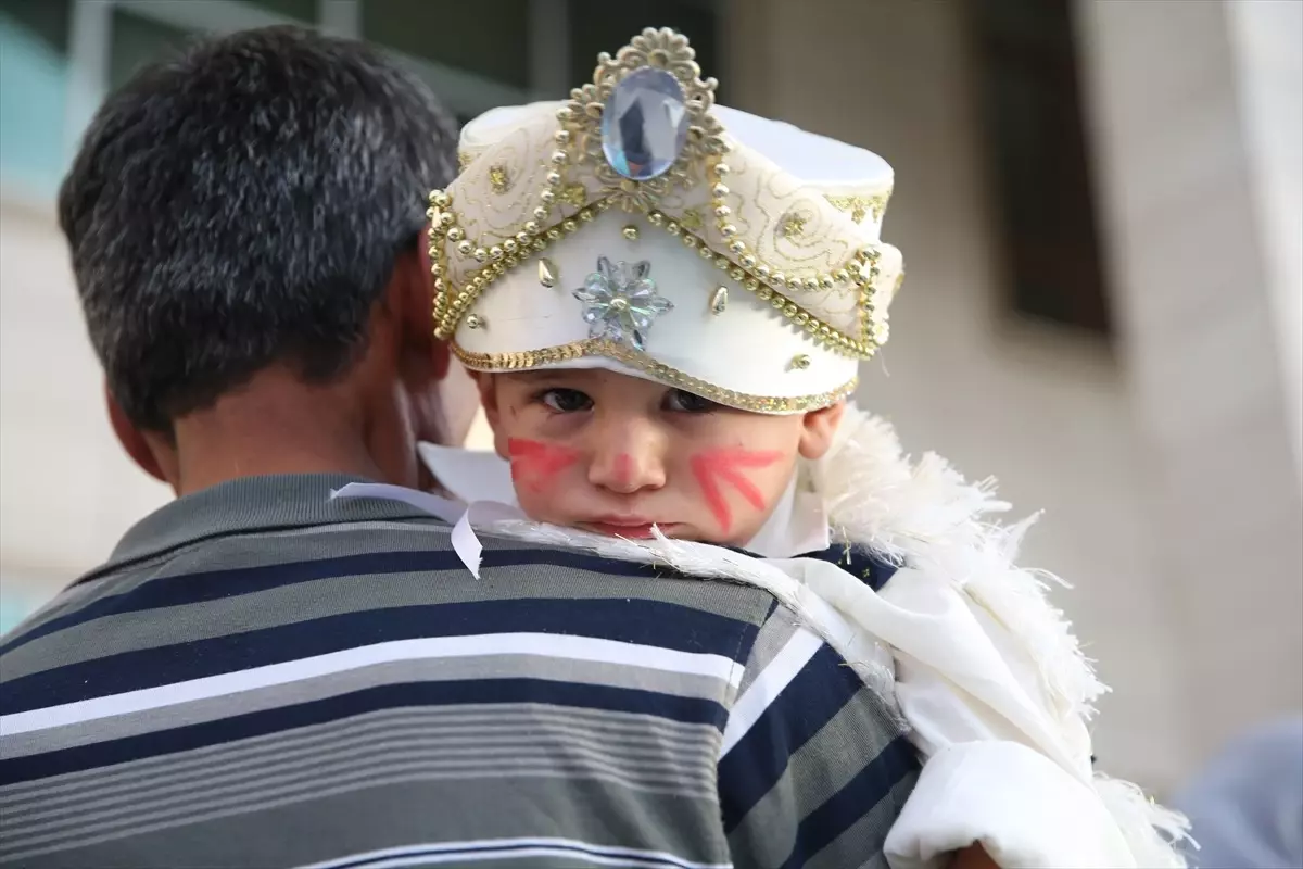 Siirt'te 'Kirvem Polis Olsun Projesi' ile 250 çocuk için sünnet şöleni düzenlendi