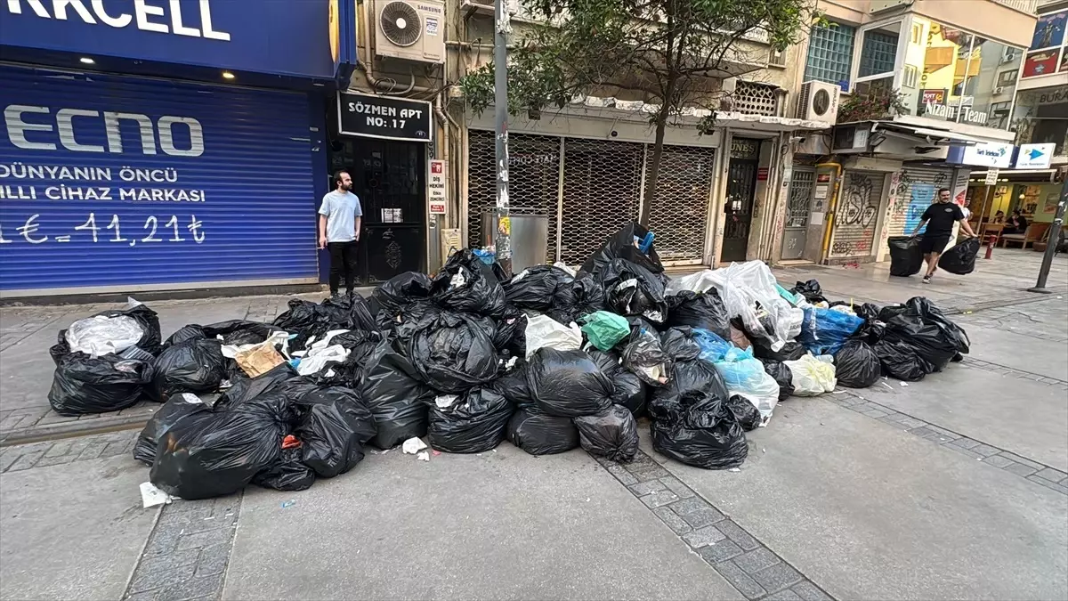 İzmir'de Grev Sebebiyle Çöpler Toplanmıyor: Vatandaşlar Tepki Gösteriyor