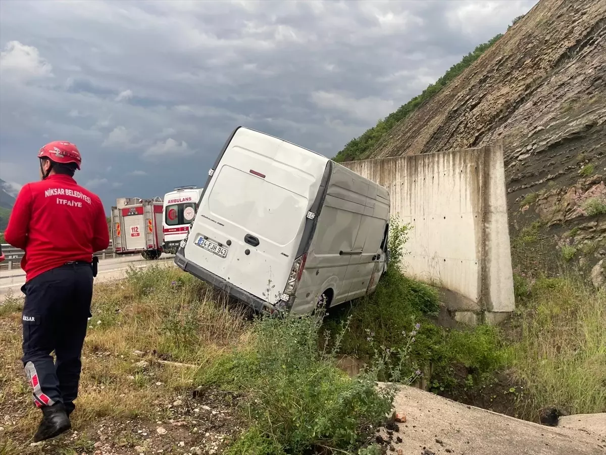 Niksar'da Minibüs Devrildi, 2 Yaralı