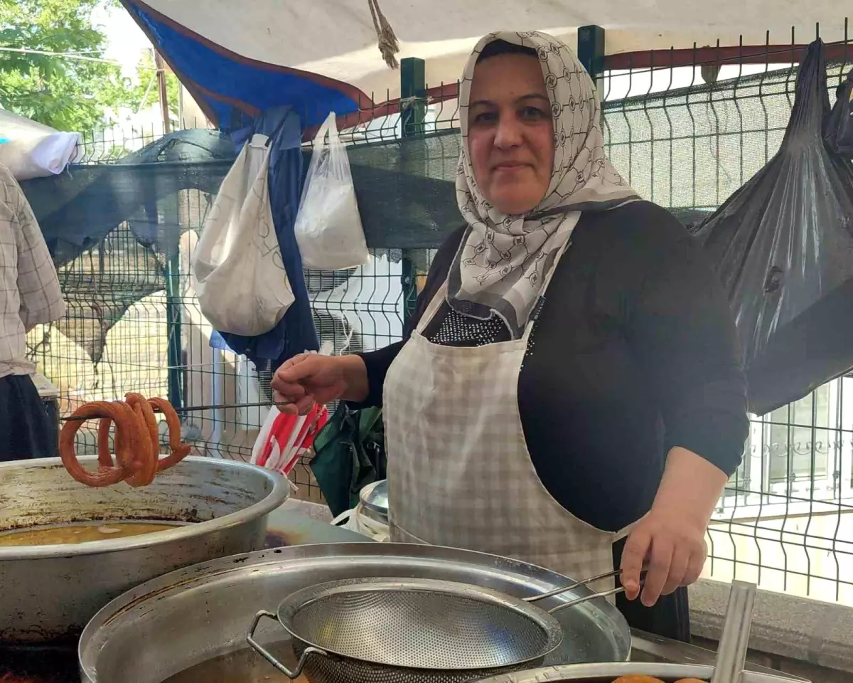 Kahramanmaraşlı Kadın Sıcak Havada Tatlı Yapıyor