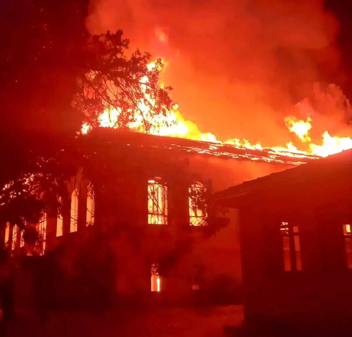 Tarihi Ortaköy İlkokulu Yangında Küle Döndü