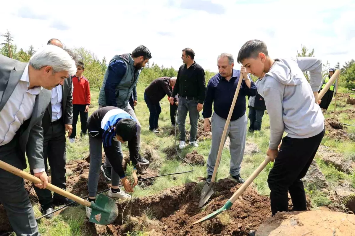 Talas'ta Çocuklar Doğa İçin Fidan Dikti