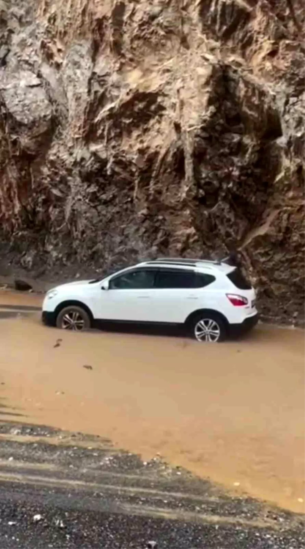 Yahyalı'da Sağanak Yağış Yol Aksamalarına Neden Oldu