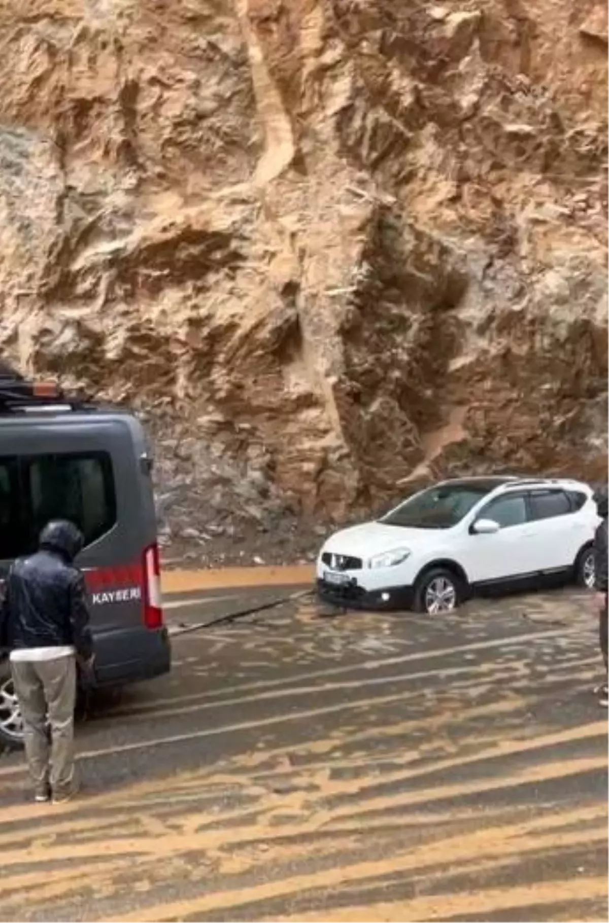 Yahyalı'da Heyelan: Araçlar Kurtarıldı