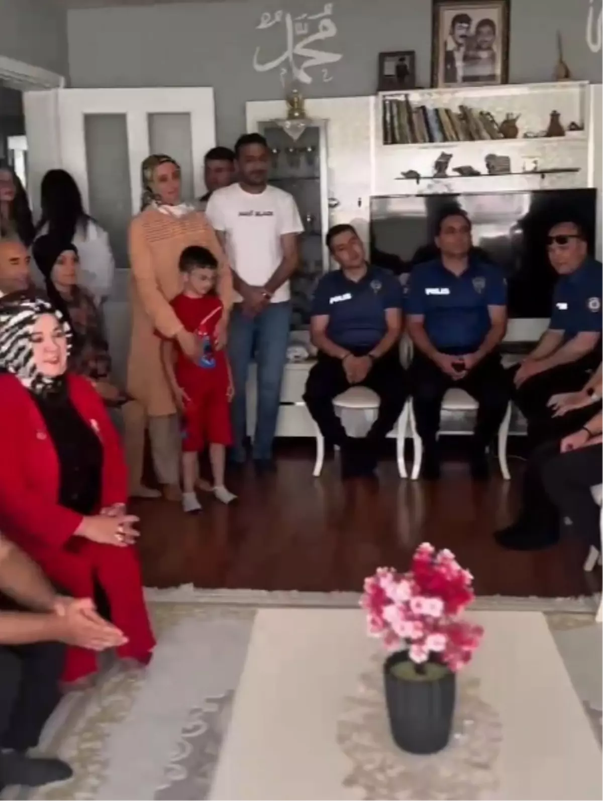 Polisten Down Sendromlu Kıza Doğum Günü Sürprizi