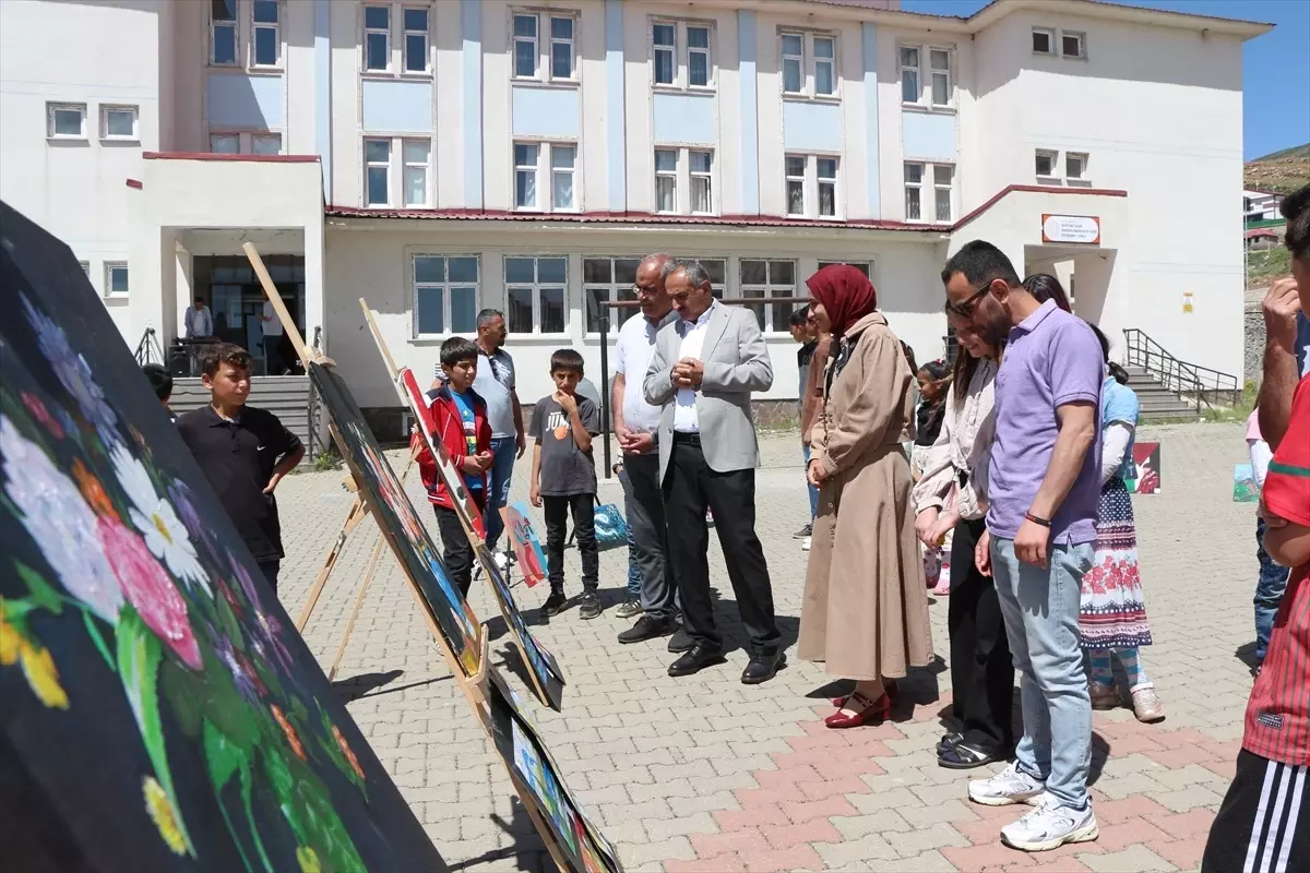 Karlıova'da Öğrencilerden Sanat Sergisi