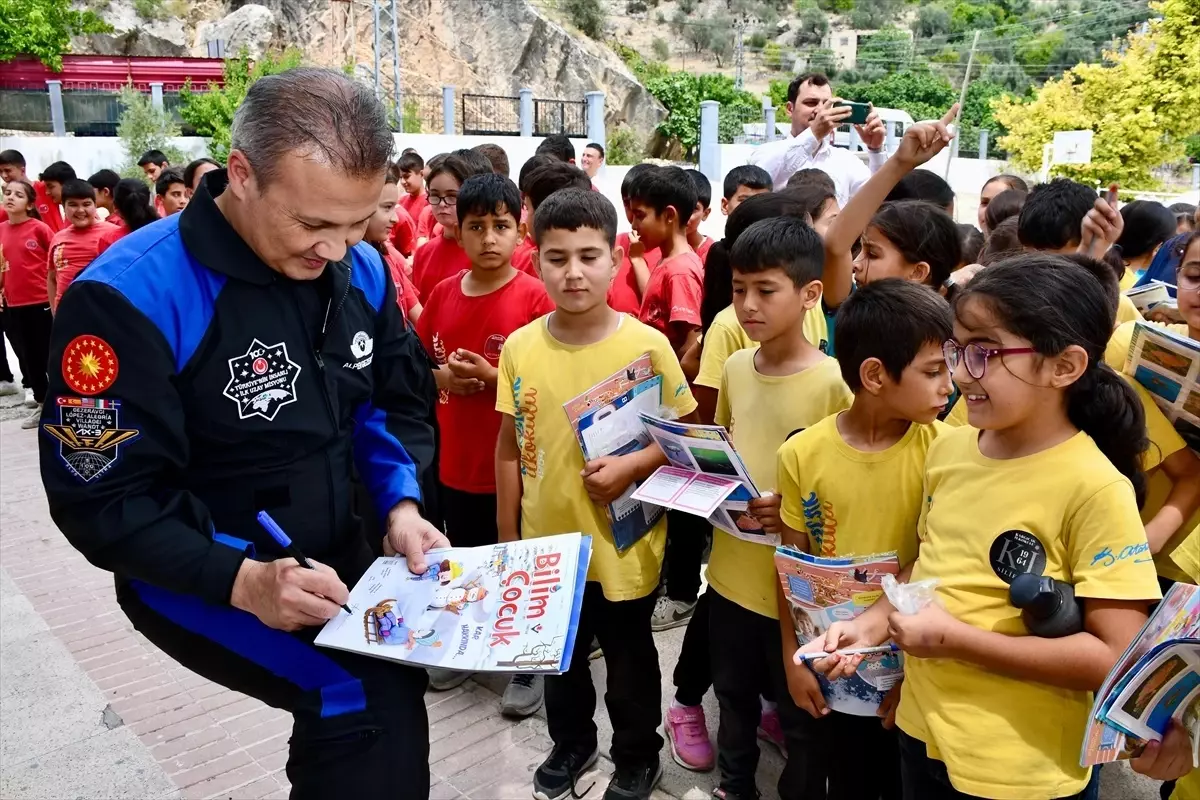 Alper Gezeravcı Öğrencilere Uzay Yolculuğunu Anlattı