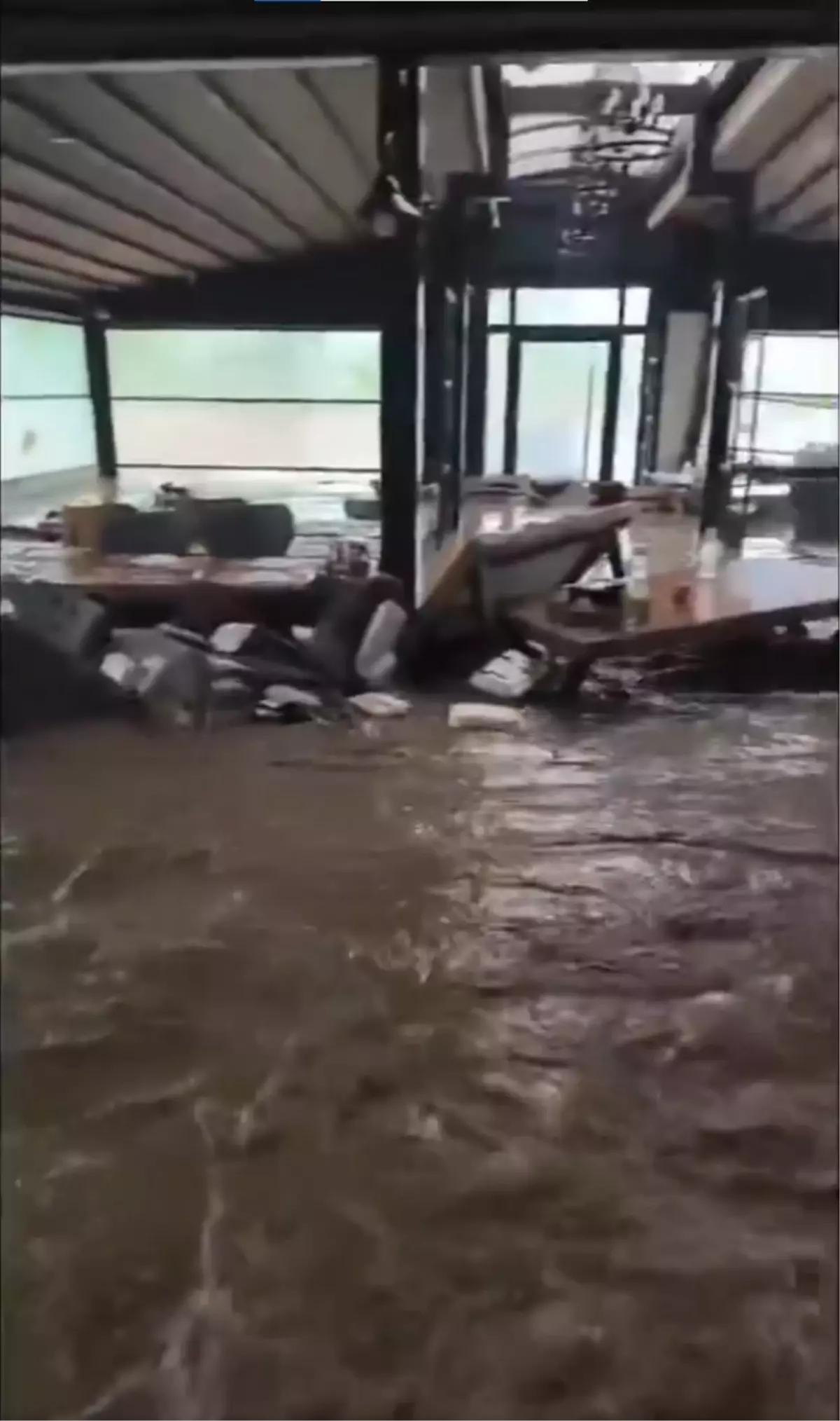 Trabzon'da sel felaketi! Kebapçıyı sular bastı