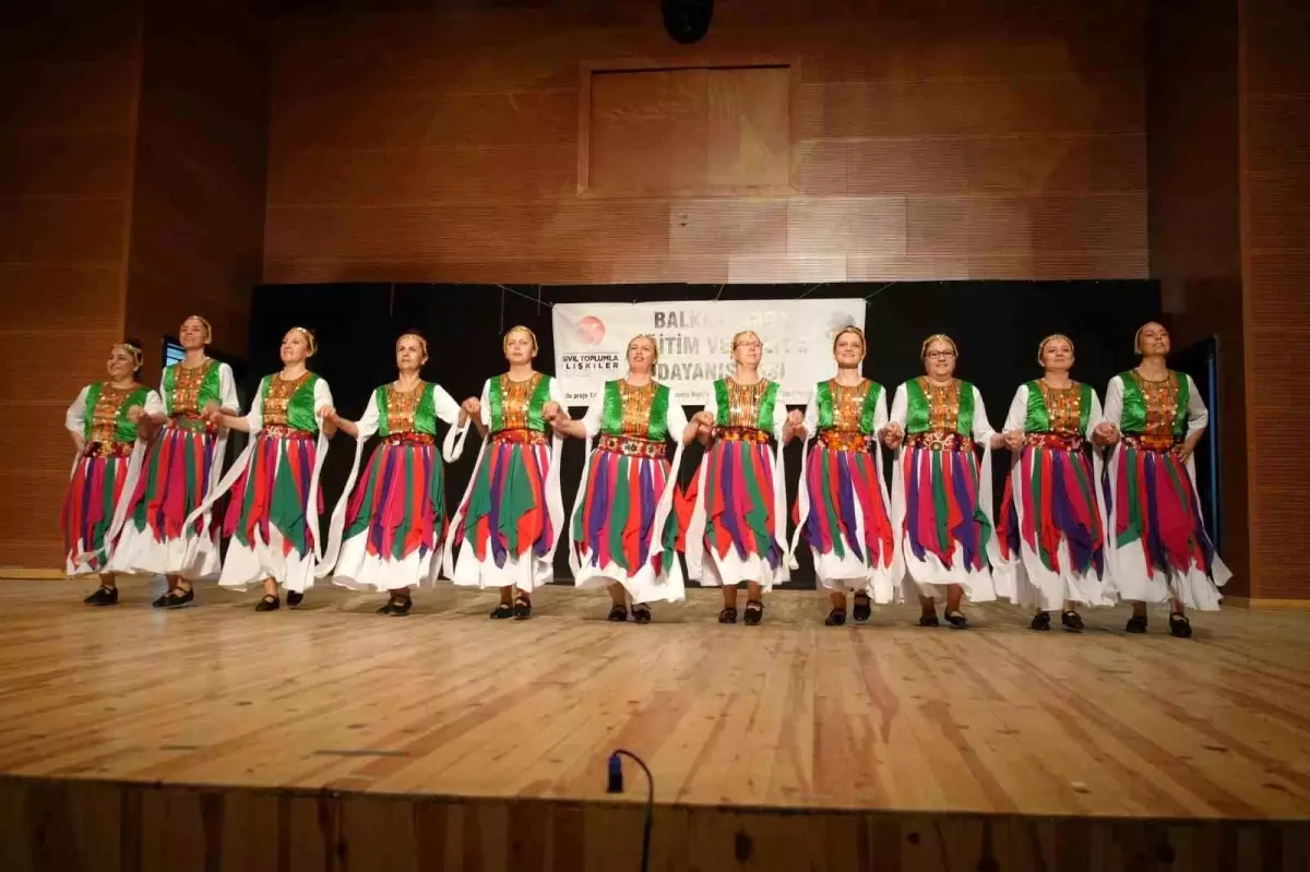 Edirne'de Renkli Halk Oyunları Gösterisi