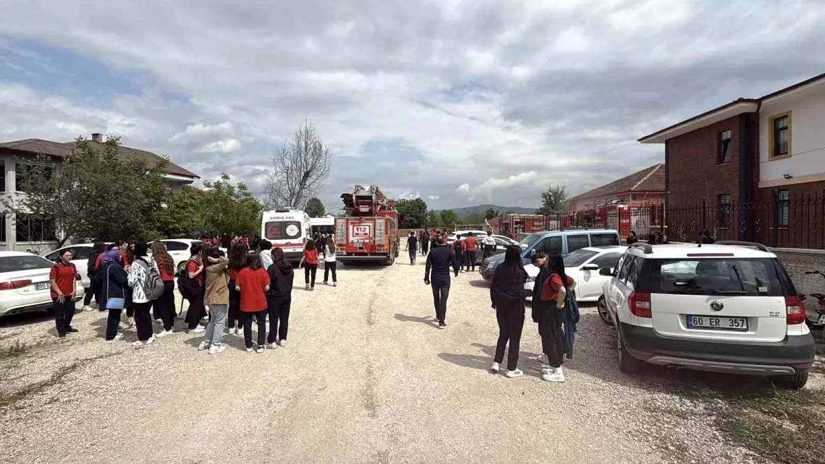 Erbaa'daki Okulda Yangın Paniği