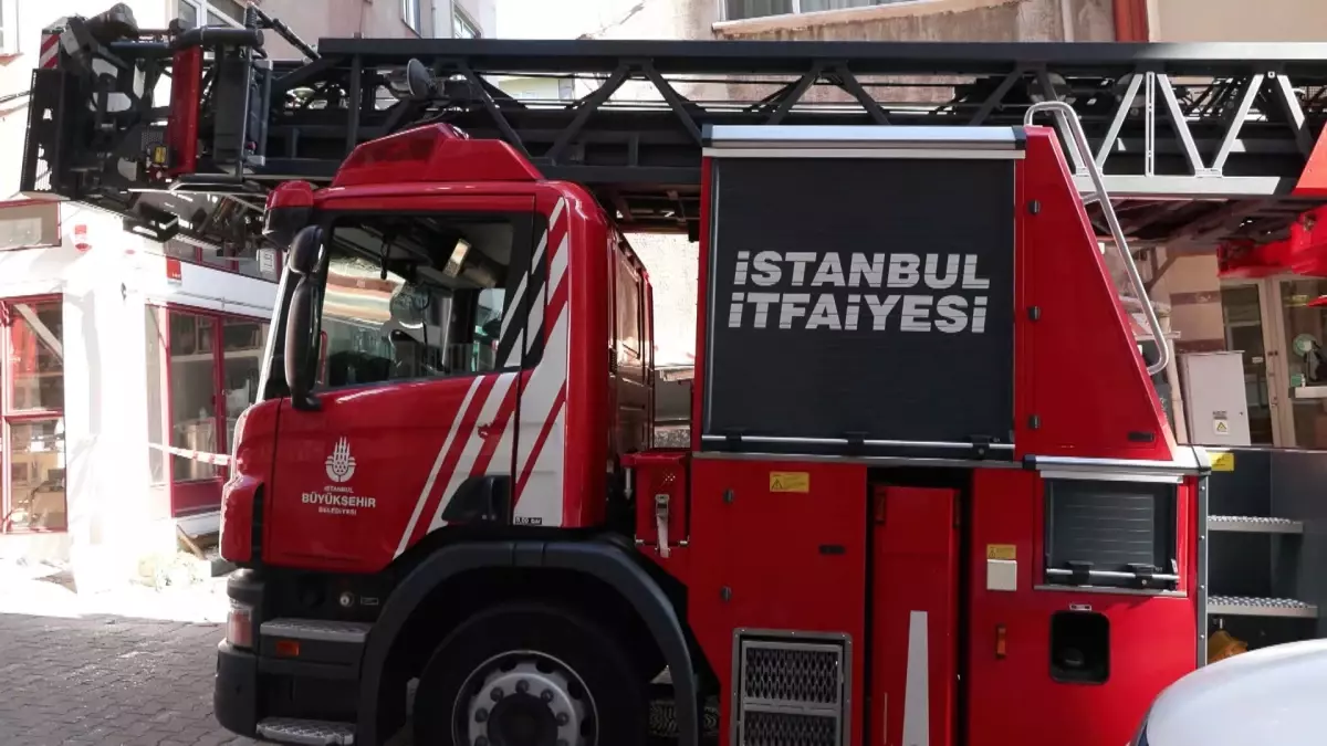 Kadıköy'de Balkon Çöktü