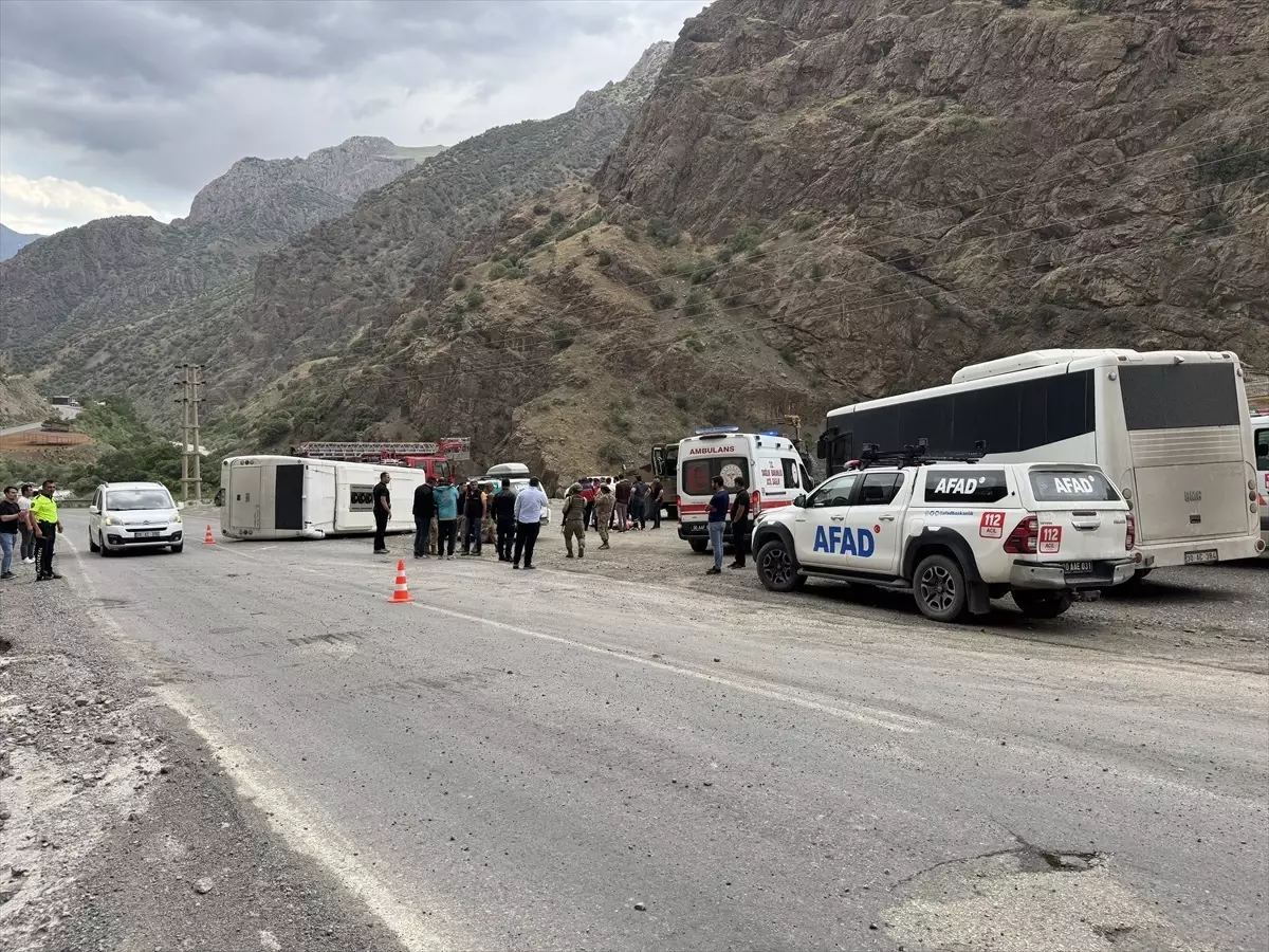 Hakkari'de Askeri Midibüs Devrildi