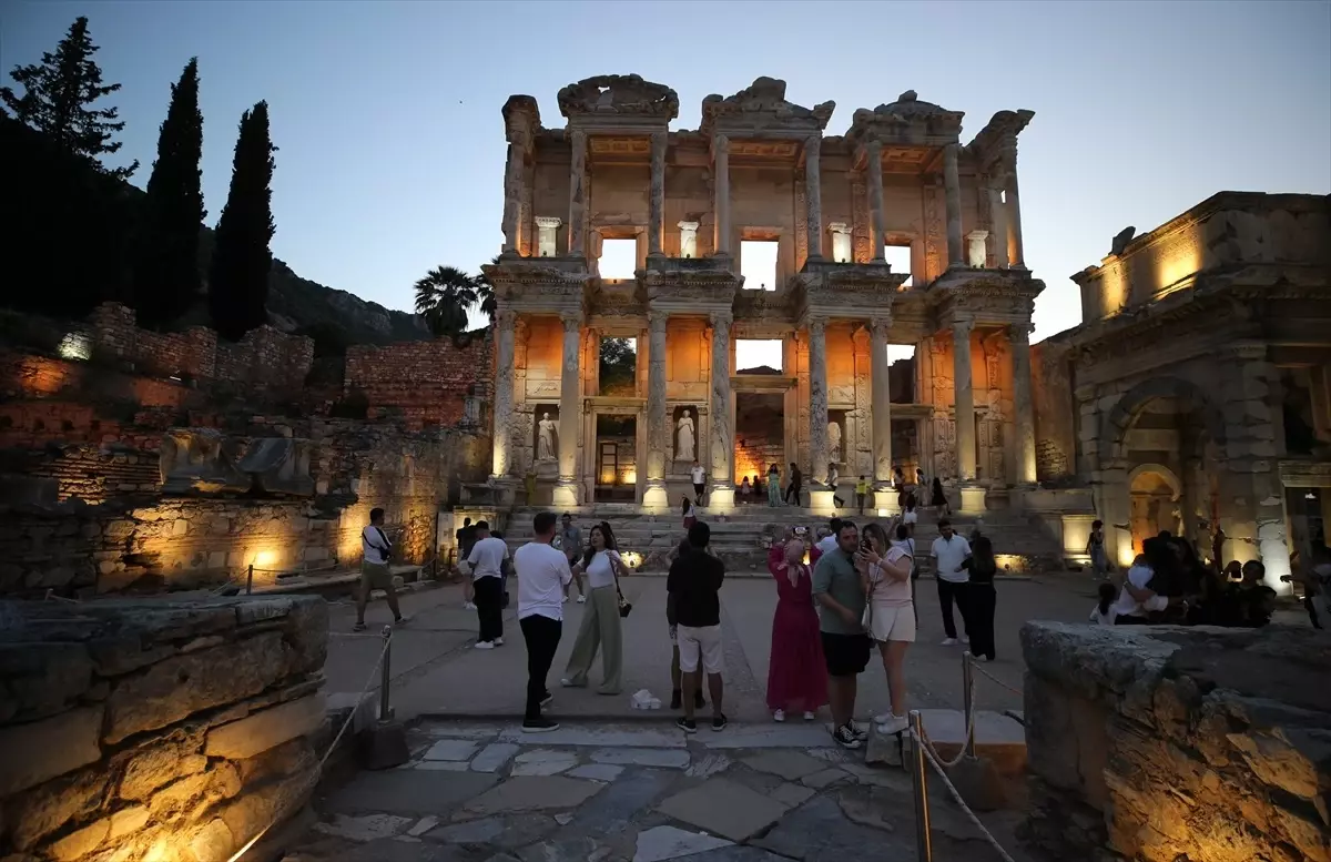 Efes Antik Kenti'nde gece müzeciliği başladı